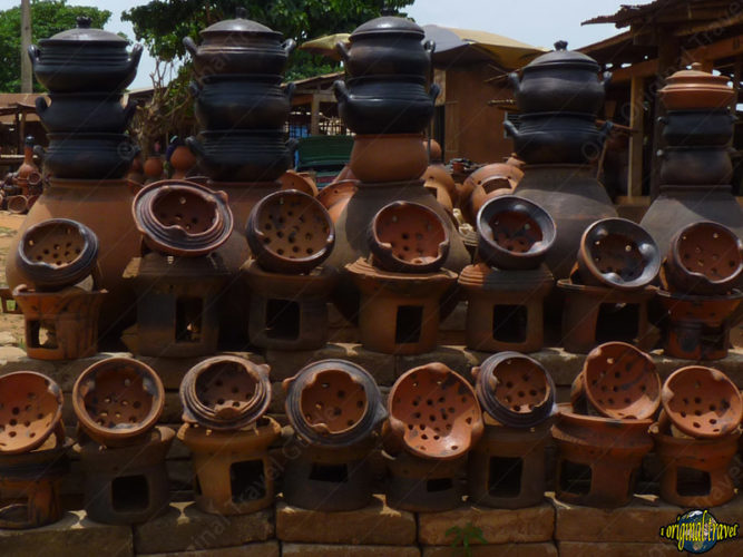 Poterie sur étal - Foyer pour la cuisine - Sé - Bénin