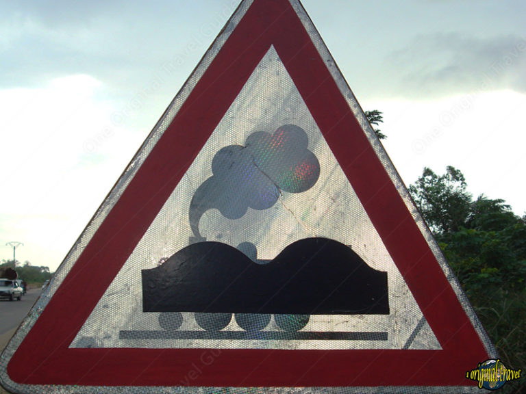 Panneaux Attention un dos d’âne peut cacher un train - Ouidah - Bénin