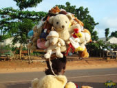 Vendeuse de peluches ambulante - Comé - Bénin