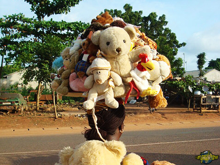 Vendeuse de peluches ambulante - Comé - Bénin