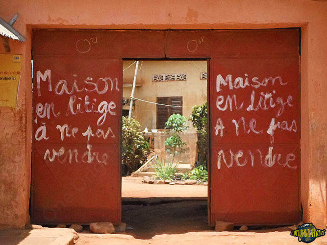 original-travel-guide-commerce-benin-afrique-maison-litige-pas-vendre