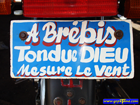 Plaque Proverbe Moto "A Brebis Tondue Dieu Mesure le Vent" - Cotonou - Bénin - Photos Images - One Original Travel in Africa - Photos Benin