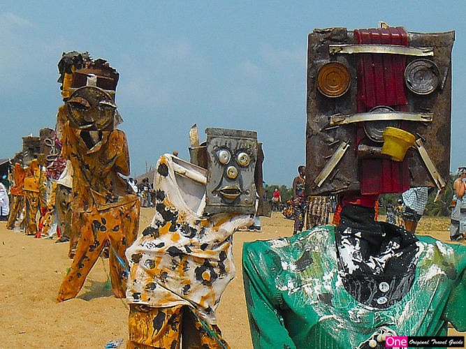 "Procession de statues" porte du non retour - Ouidah - Bénin