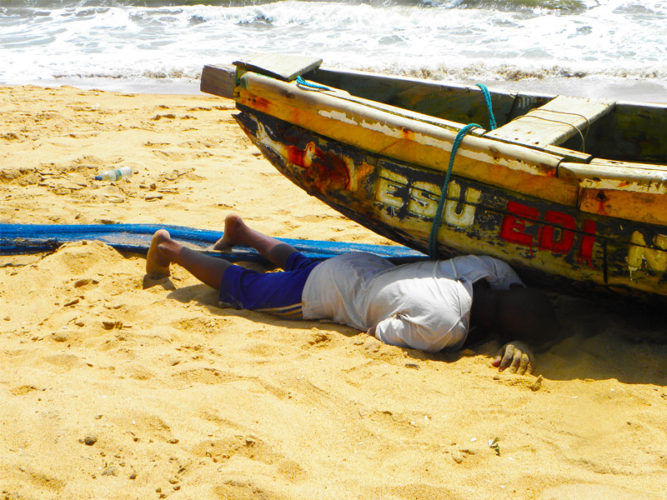 homme sommeillant sous la pirogue - grand popo - bénin