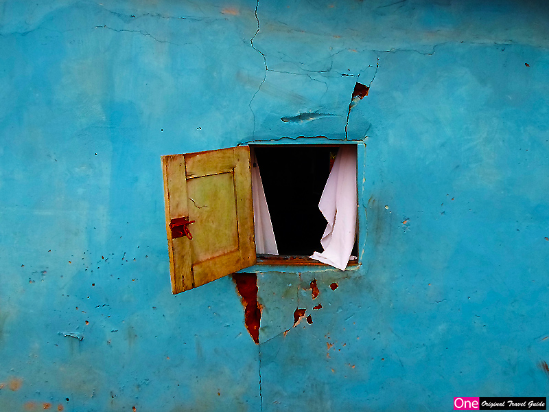 "Fenêtre sur mur bleu" Agatogbo - Bénin