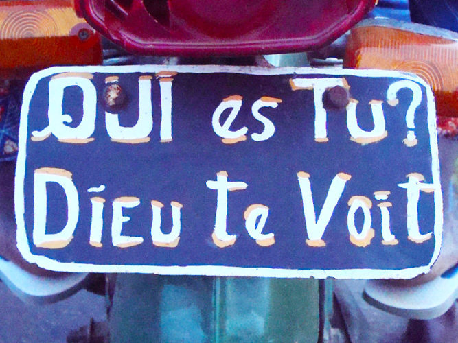 inscription plaque moto - qui es tu ? Dieu te voit