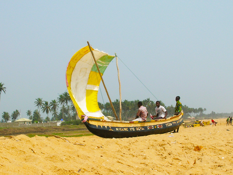 pirogue sur sable au retour de peche à Grand Popo Bénin