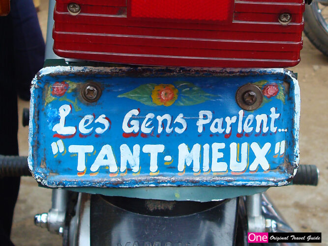 Plaque moto de zem proverbe - les gens parlent tant mieux - Cotonou - Bénin