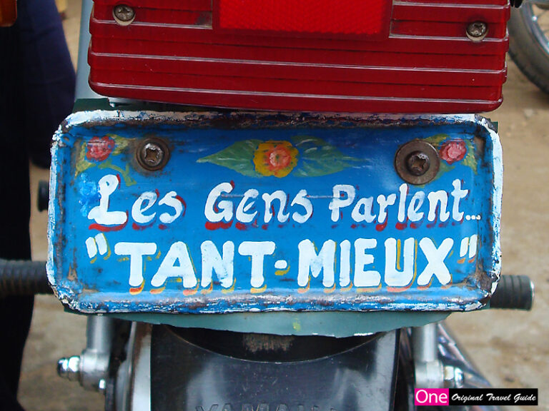 Plaque moto de zem proverbe - les gens parlent tant mieux - Cotonou - Bénin
